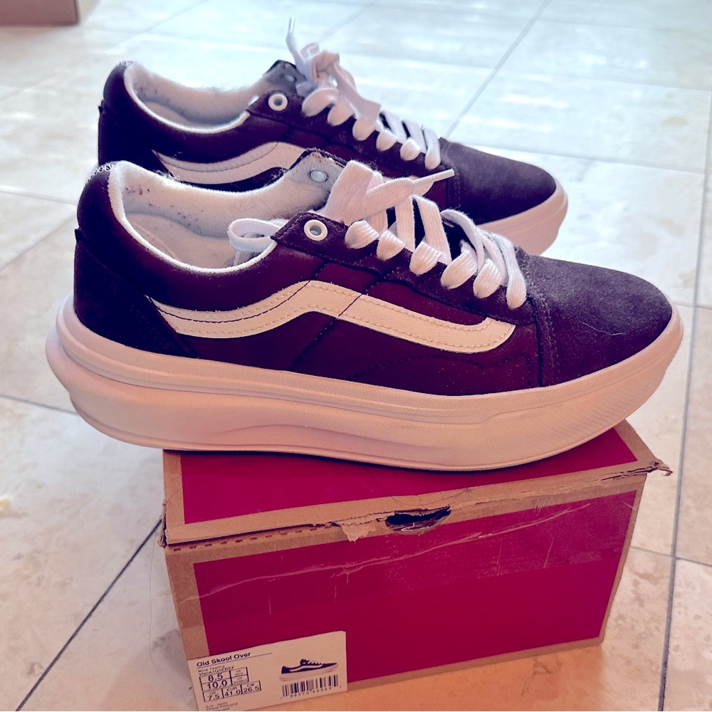 Vans Burgundy and White Casual Sneakers
Cloud Platform super comfy !